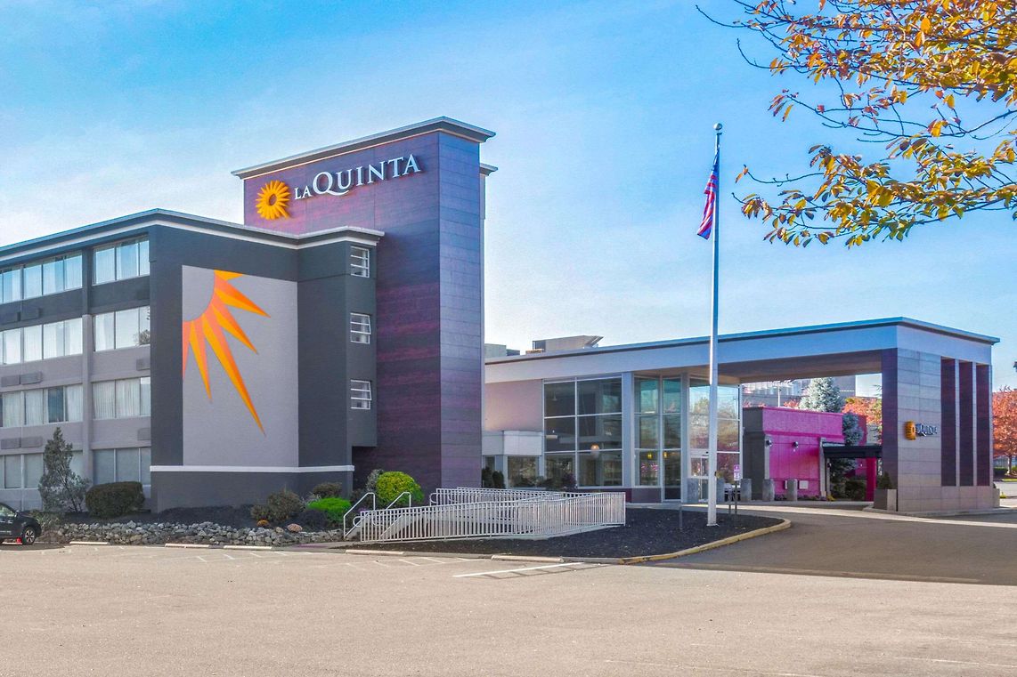 La Quinta Inn & Suites By Wyndham Clifton/Rutherford Exterior photo